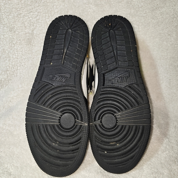 Air Jordan 1 Retro High OG “Volt Gold” size 7Y - Picture 10 of 11